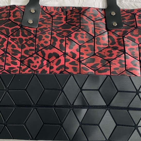 PATRIZIA LUCA Tote Bag Two-Tone Cheetah Red Matte Black Slanted Square Geometric - Picture 6 of 16